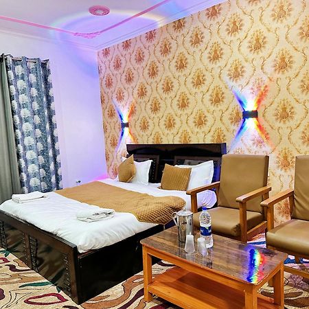 Roseline Inn Srinagar  Bagian luar foto