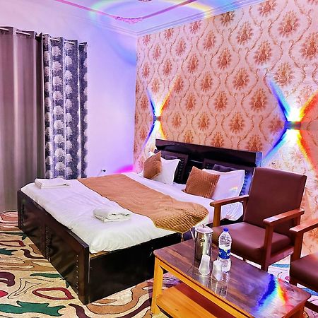 Roseline Inn Srinagar  Bagian luar foto