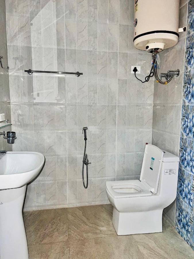 Roseline Inn Srinagar  Bagian luar foto