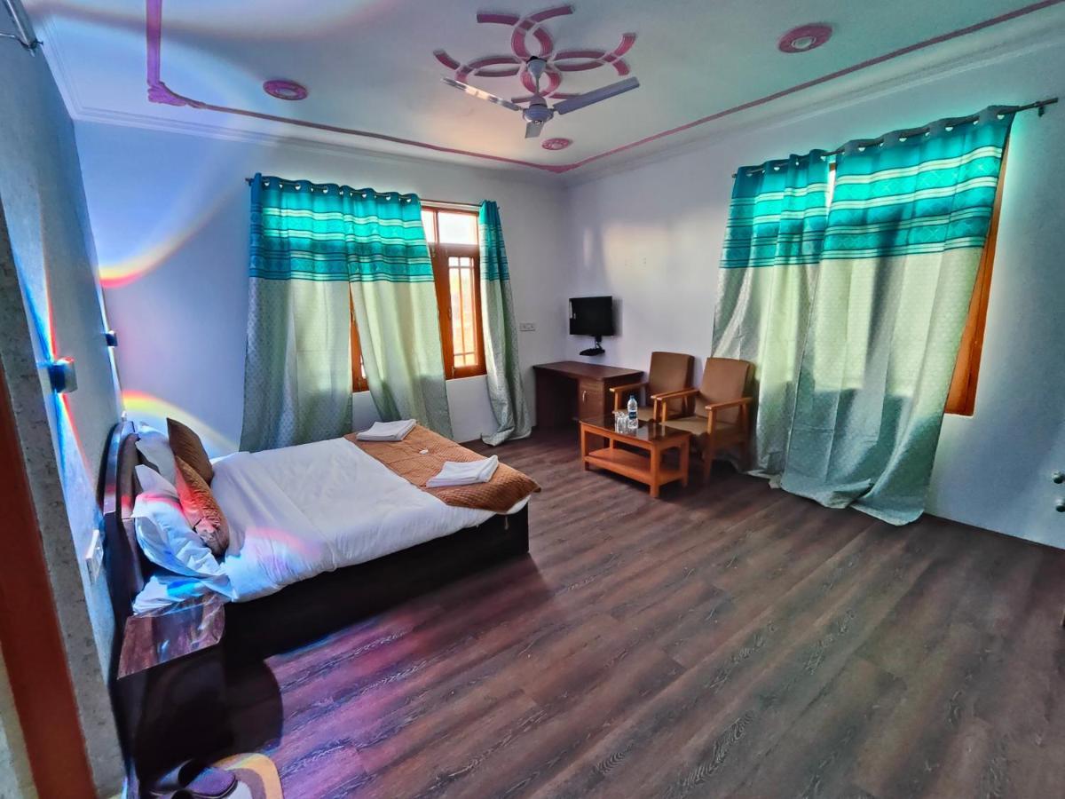 Roseline Inn Srinagar  Bagian luar foto
