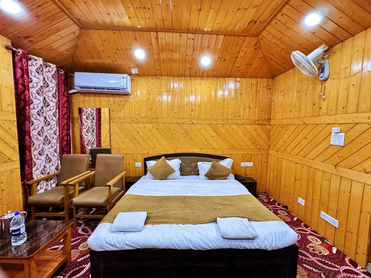 Roseline Inn Srinagar  Bagian luar foto
