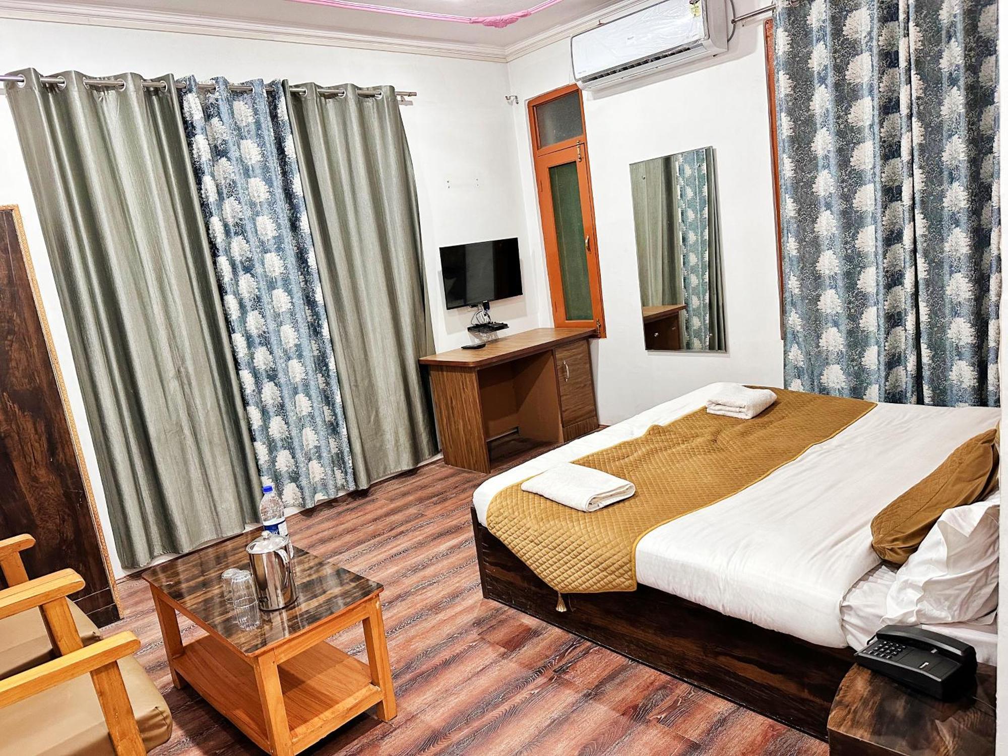 Roseline Inn Srinagar  Bagian luar foto