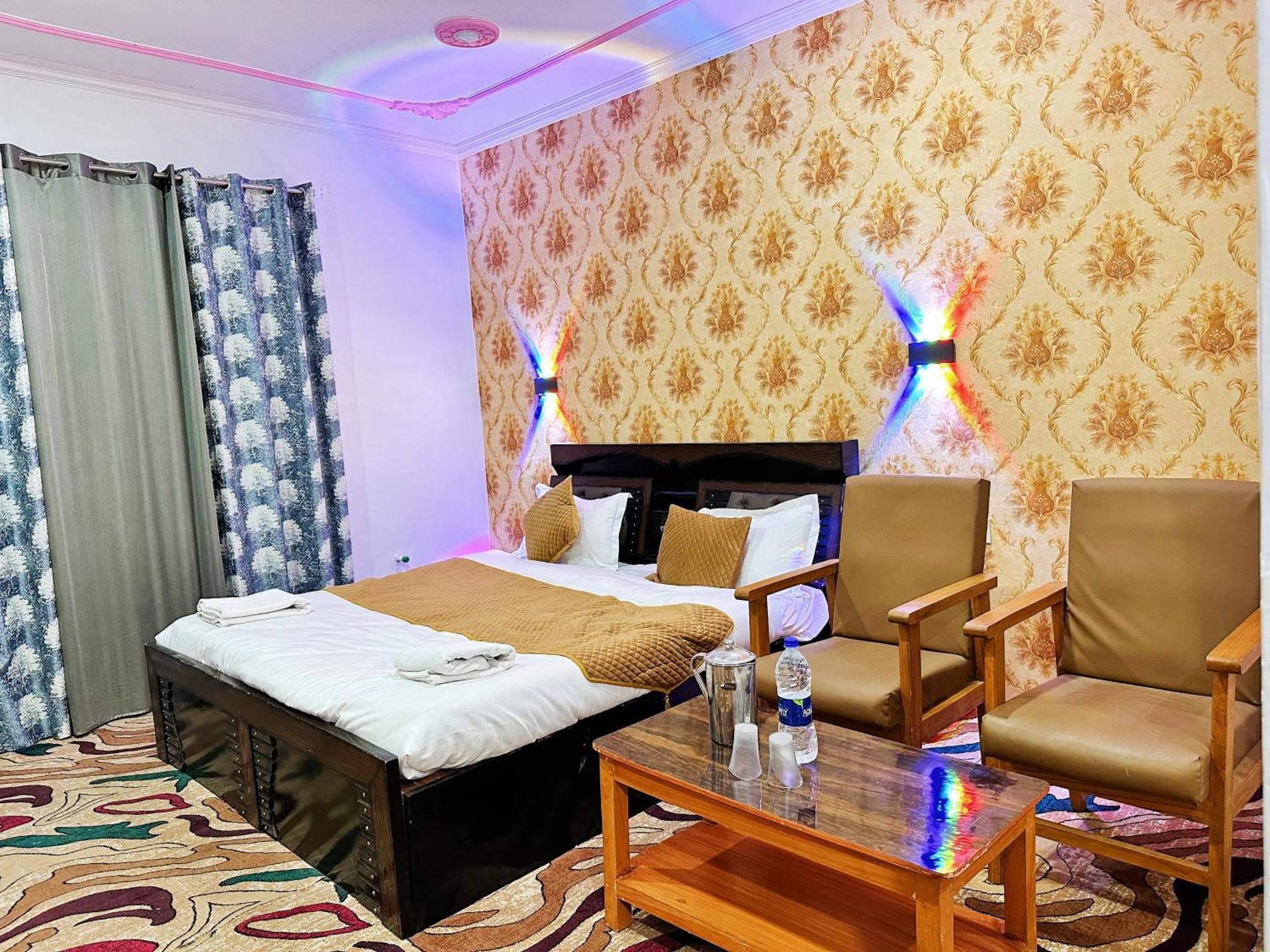 Roseline Inn Srinagar  Bagian luar foto