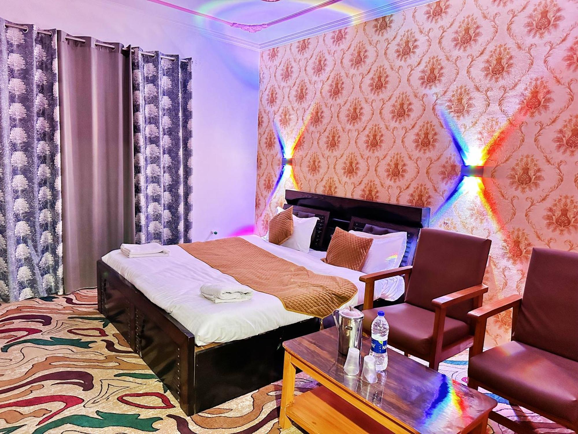 Roseline Inn Srinagar  Bagian luar foto
