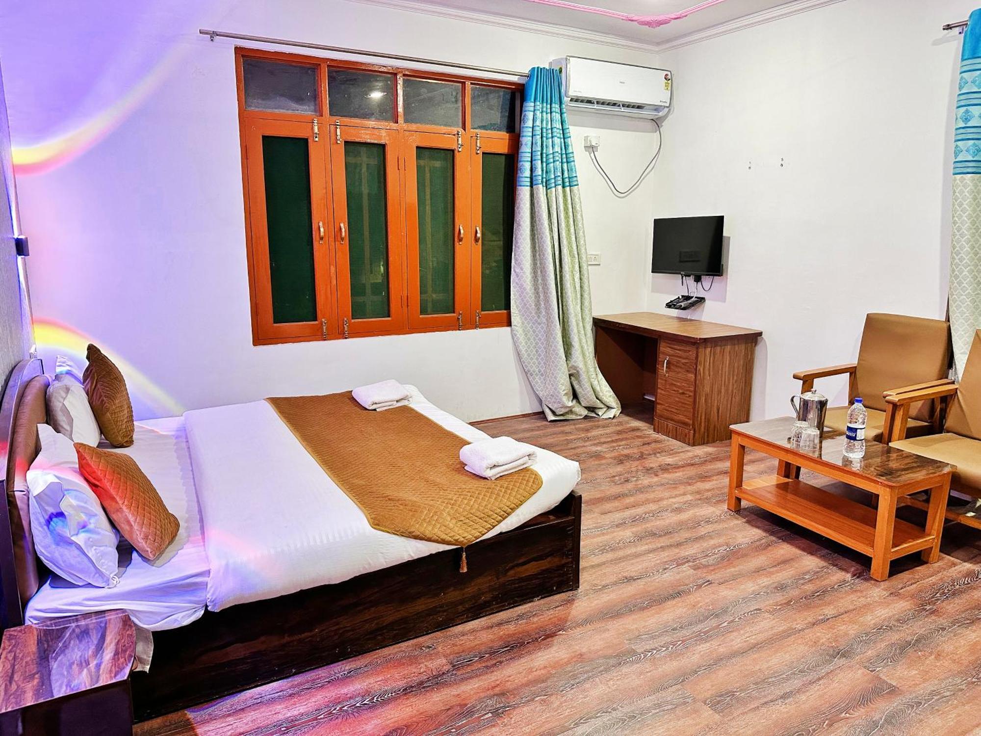 Roseline Inn Srinagar  Bagian luar foto