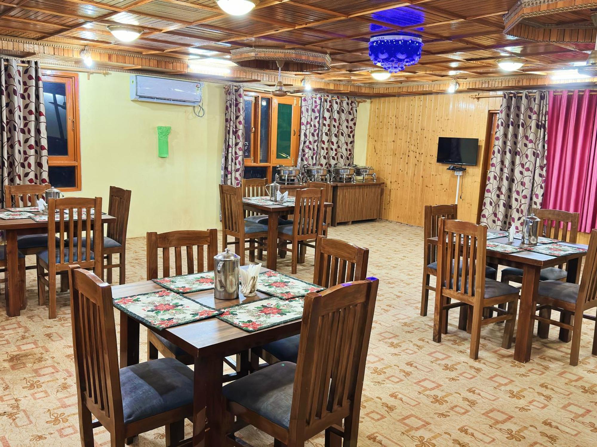 Roseline Inn Srinagar  Bagian luar foto