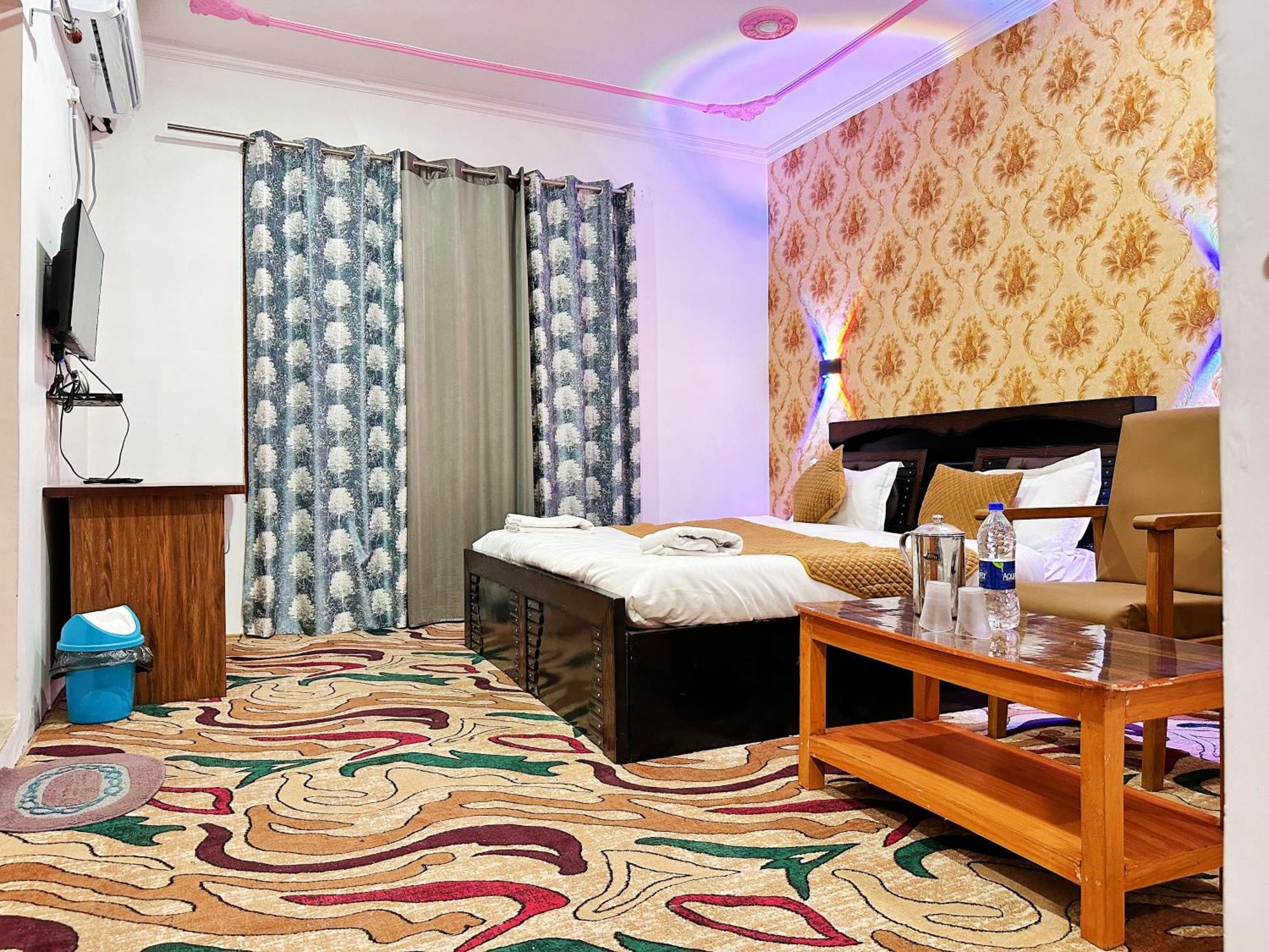 Roseline Inn Srinagar  Bagian luar foto