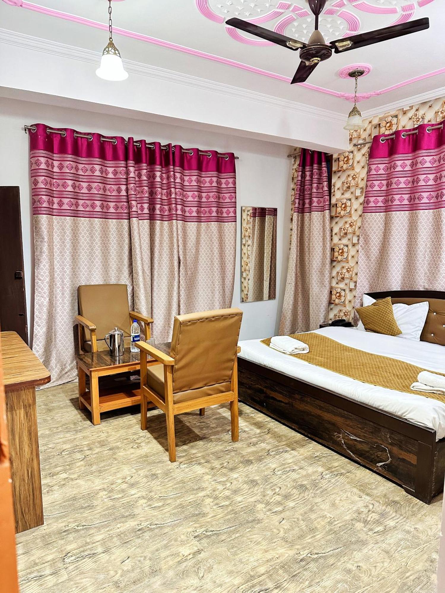 Roseline Inn Srinagar  Bagian luar foto