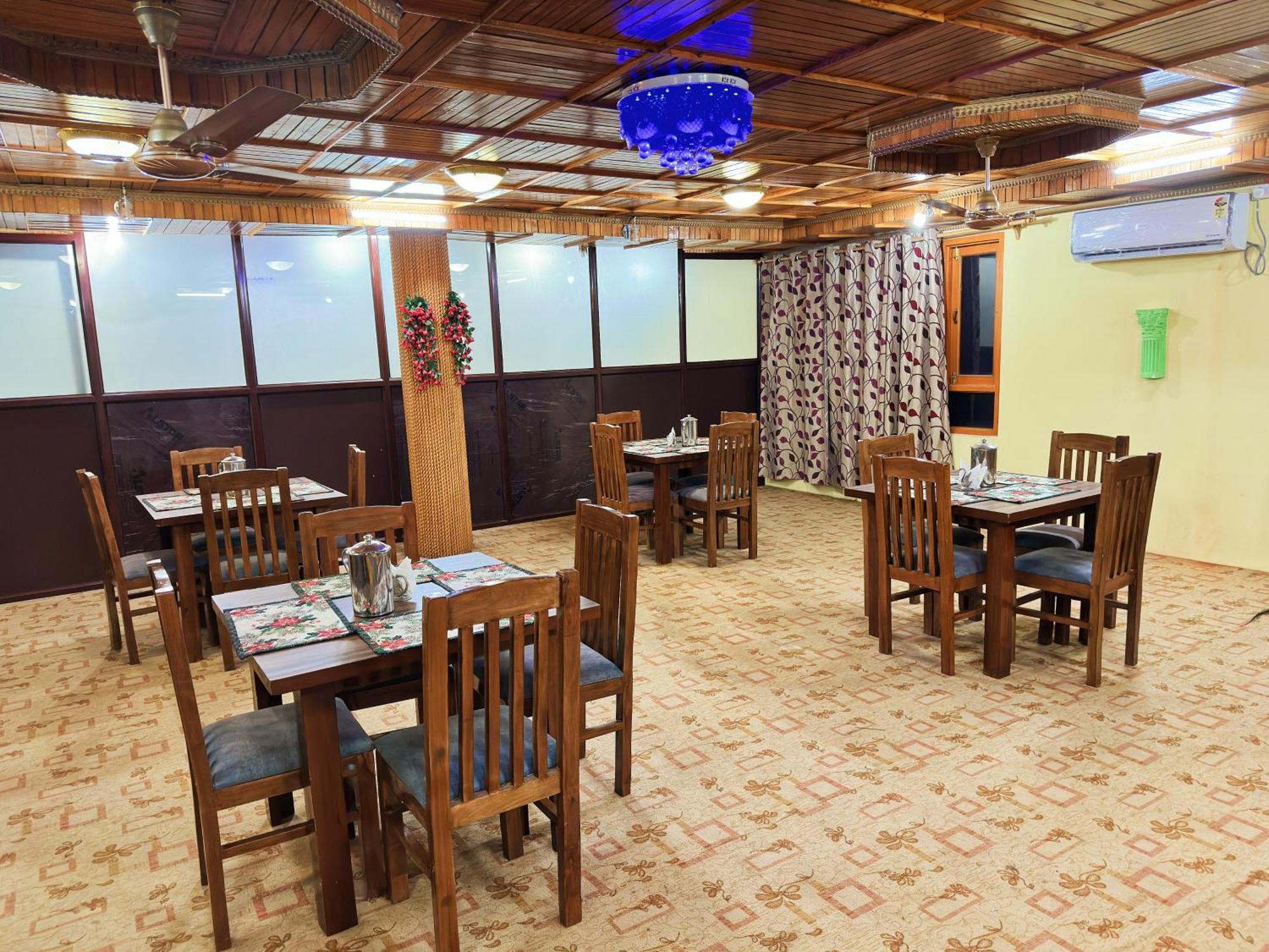 Roseline Inn Srinagar  Bagian luar foto