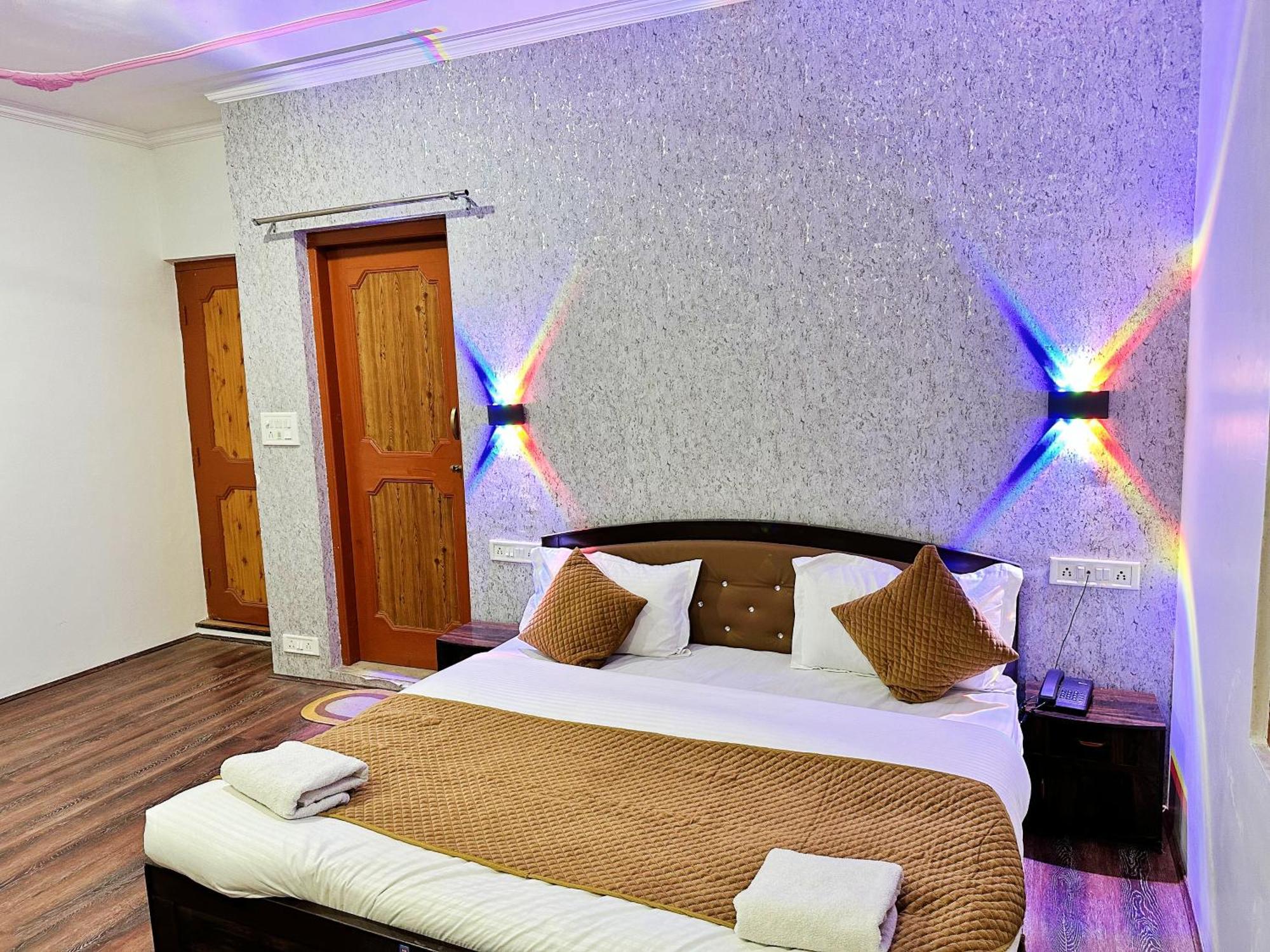 Roseline Inn Srinagar  Bagian luar foto