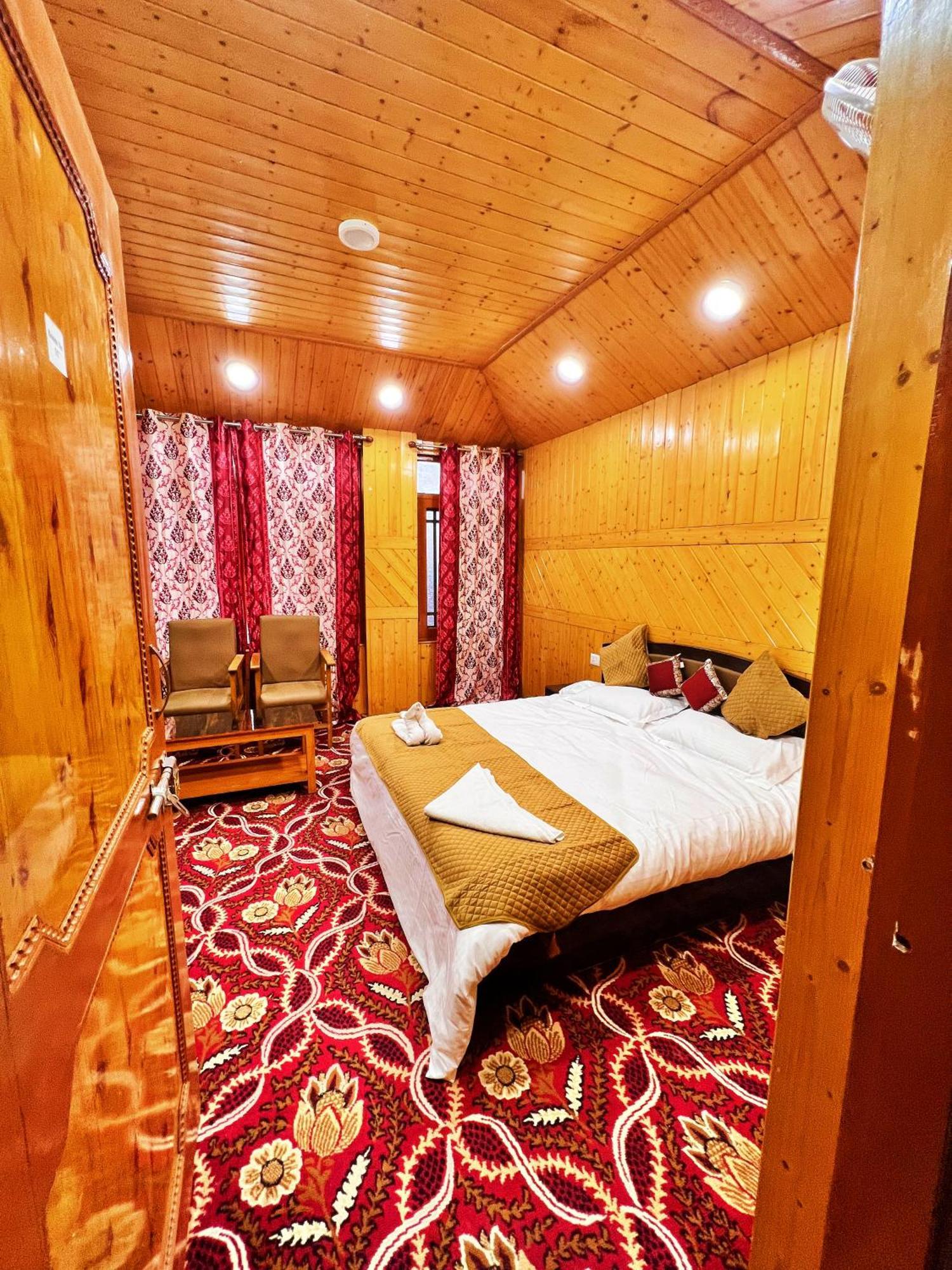 Roseline Inn Srinagar  Bagian luar foto