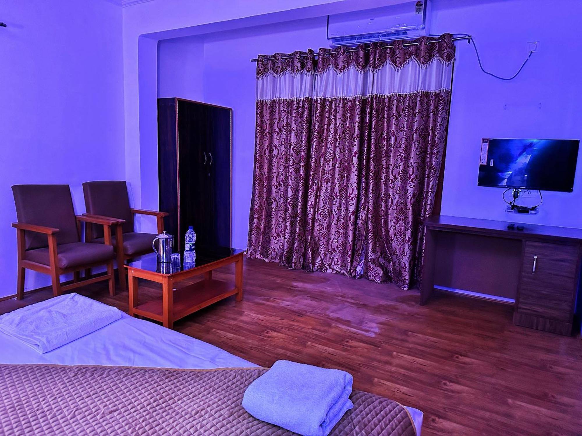 Roseline Inn Srinagar  Bagian luar foto