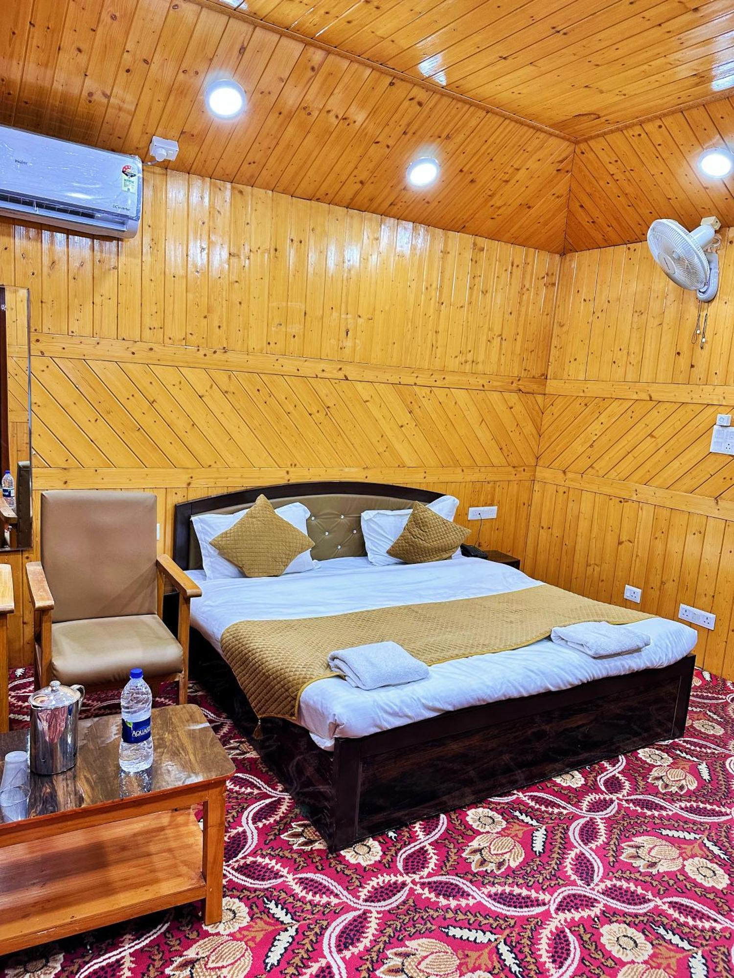 Roseline Inn Srinagar  Bagian luar foto