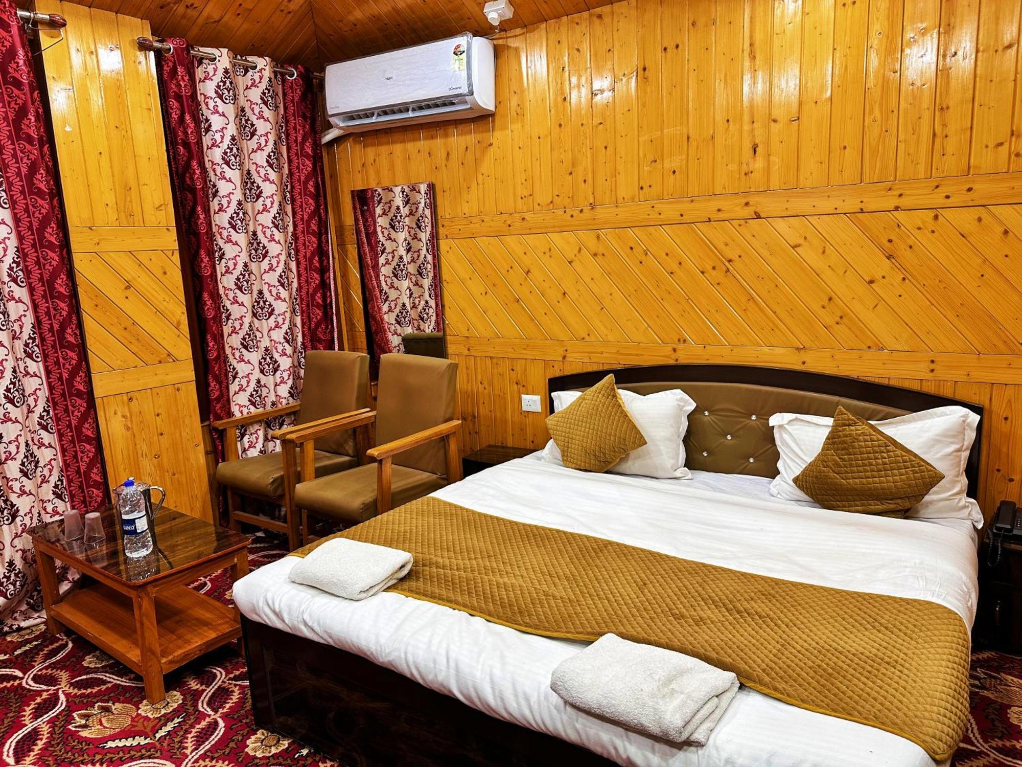Roseline Inn Srinagar  Bagian luar foto